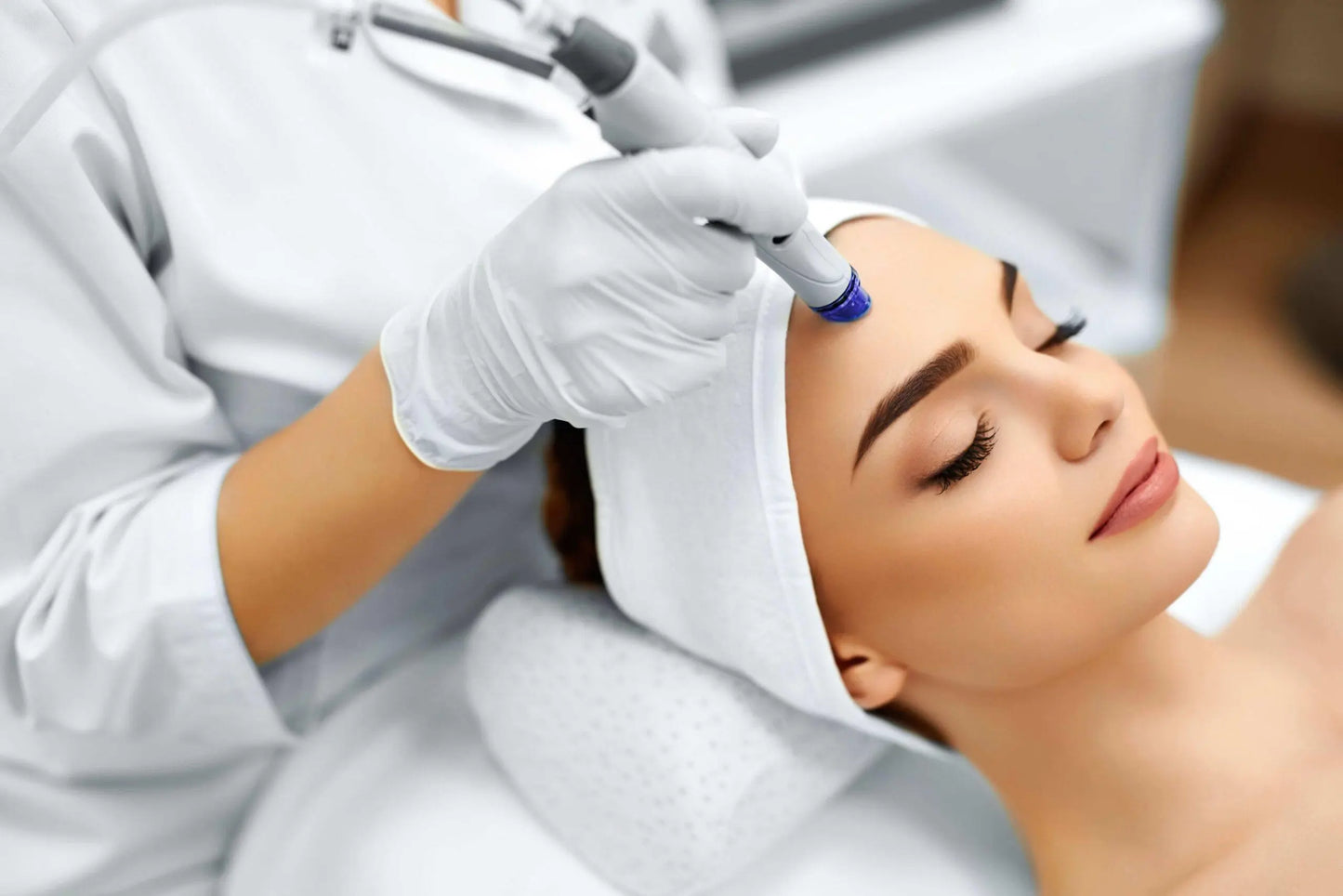 "The Glow Combo" – Microneedling + PRX-T33 Peeling LuxyBelle Clinic